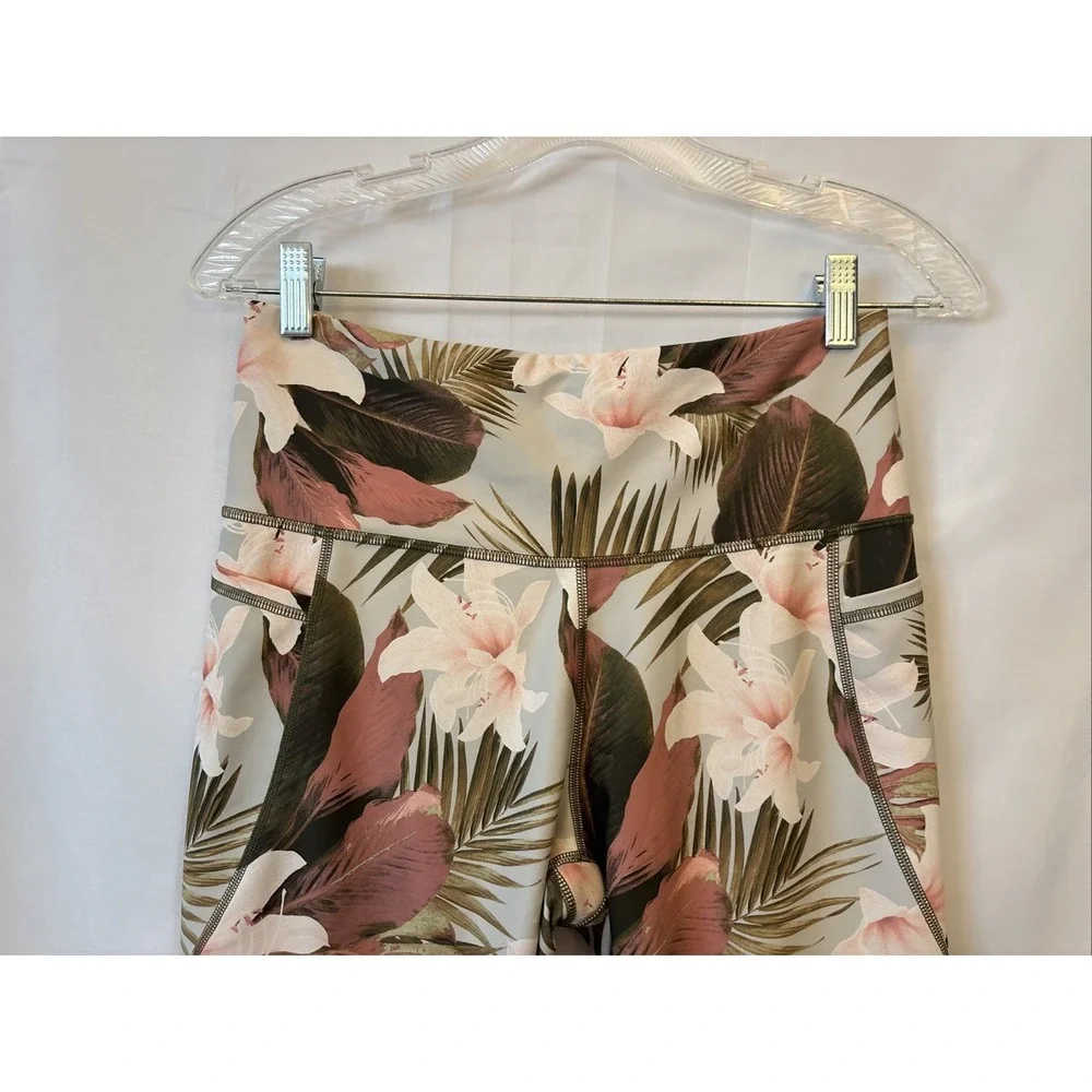 Old Navy Active PowerSoft Tropical Floral Capri Leggings Women's Size‎ L NWOT - Picture 2 of 6